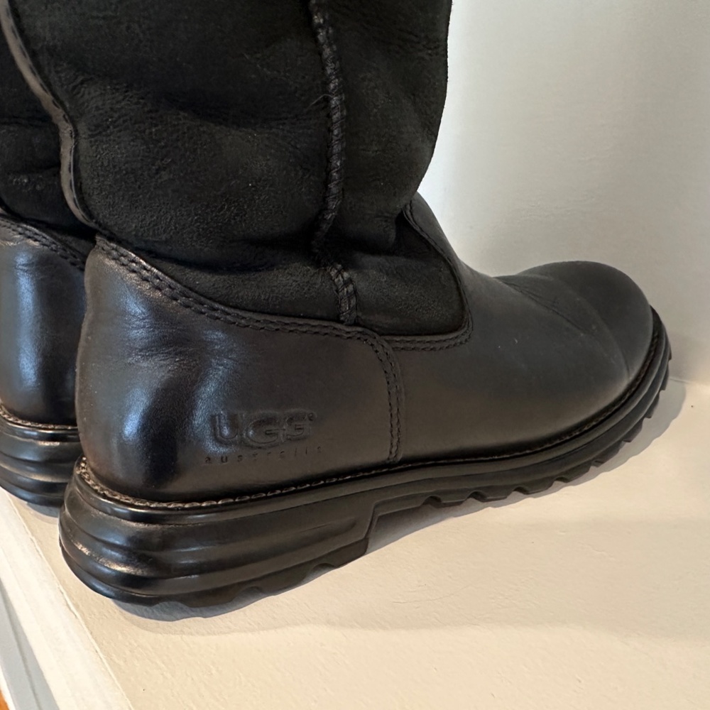 UGG Ladies' Size 8 Black leather and suede boots with black fuzzy lining